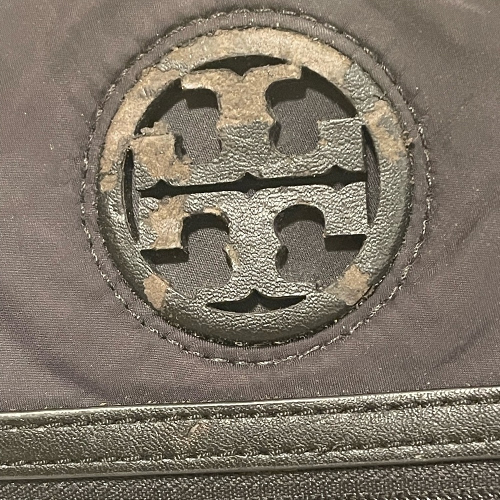 Tory Burch Black nylon crossbody Peeling on logo and around zipper - Picture 3 of 8
